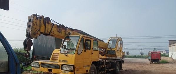 邯郸地区处理两台徐工十二吨吊车